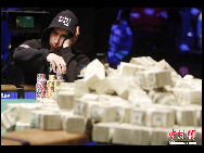 Jonathan Duhamel in competition of the World Series of Porker, Monday, Nov. 8, 2010 in Las Vegas [Chinanews.com].