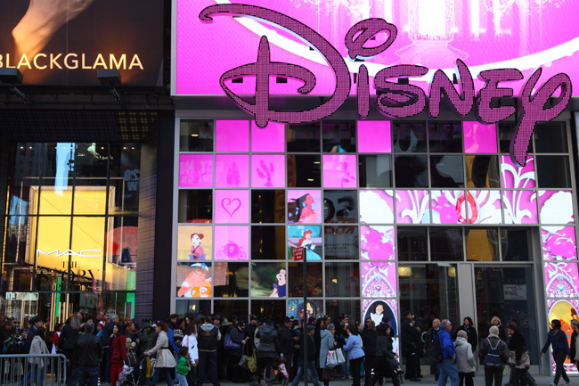 Customers wait in line outside the newly-opened Disney store located in New York&apos;s Time Square on Tuesday. The Walt Disney Company officially opened its largest store in North America in Manhattan, with more than 1,800 square meters and two floors, touting it as the crown jewel among approximately 360 stores worldwide. [Xinhua]