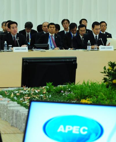Japanese Foreign Minister Seiji Maehara (L, front) and Japanese Economy, Trade, and Industry Minister Akihiro Ohata (R, front) attend the first closed-door meeting of Ministerial Meeting of the Asia-Pacific Economic Cooperation (APEC) in Yokohama, Japan, Nov. 10, 2010. The 2-day APEC Ministerial Meeting opened on Tuesday, with the attendance of the 21 members&apos; officials and delegates. [Xinhua] 