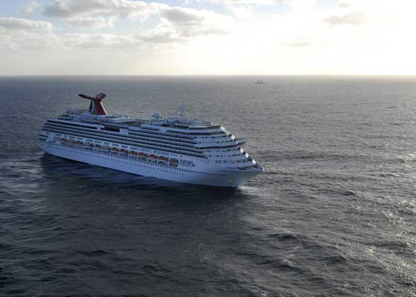 The Carnival cruise ship C/V Splendor sits adrift approximately 150 miles (278 km) southwest of San Diego, November 9, 2010, in this photograph released by the U.S. Navy. [Xinhua]