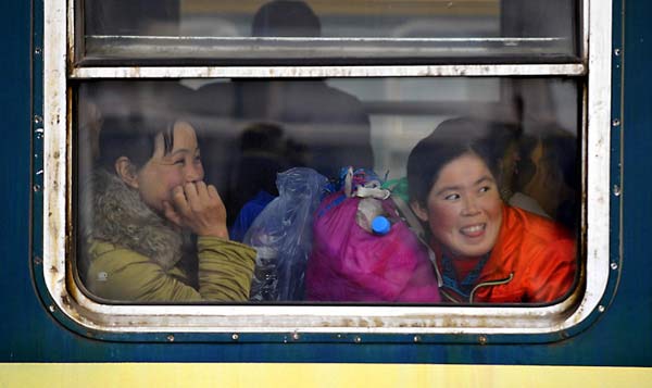 Migrant cotton pickers take a train heading back to their homes at the Urumqi South Railway Station in Urumqi, capital of Northwest China&apos;s Xinjiang Uygur autonomous region, Nov 10, 2010.