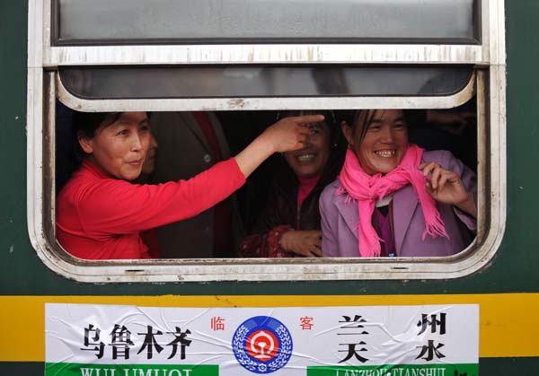 Migrant cotton pickers take a train heading back to their homes at the Urumqi South Railway Station in Urumqi, capital of Northwest China&apos;s Xinjiang Uygur autonomous region, Nov 10, 2010. [Xinhua]