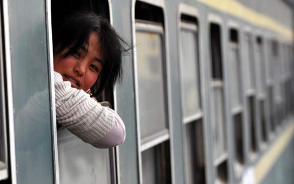 A migrant cotton pickers takes a train heading back to her home at the Urumqi South Railway Station in Urumqi, capital of Northwest China&apos;s Xinjiang Uygur autonomous region, Nov 10, 2010. [Xinhua] 