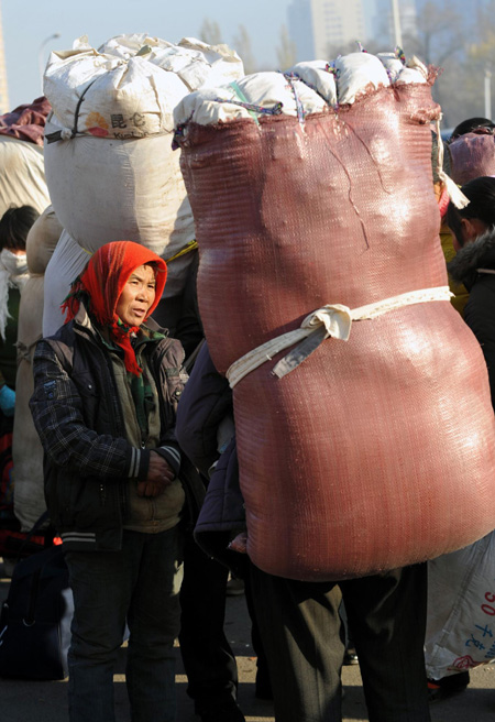 Migrant cotton pickers wait for boarding a train heading back to their homes at the Urumqi South Railway Station in Urumqi, capital of Northwest China&apos;s Xinjiang Uygur autonomous region, Nov 10, 2010. [Xinhua] 