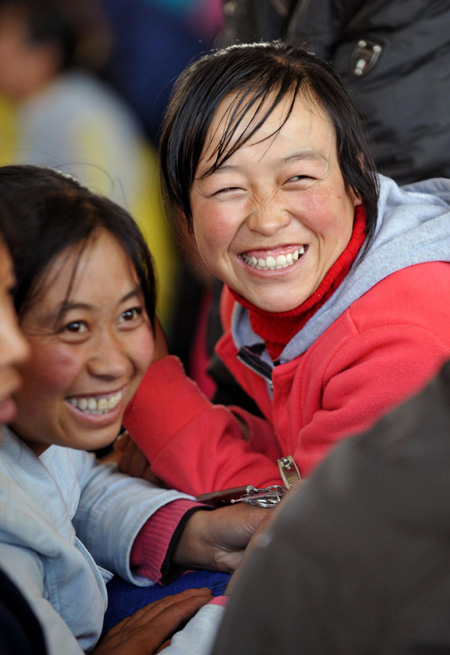 Migrant cotton pickers wait for boarding a train heading back to their homes at the Urumqi South Railway Station in Urumqi, capital of Northwest China&apos;s Xinjiang Uygur autonomous region, Nov 10, 2010. [Xinhua] 