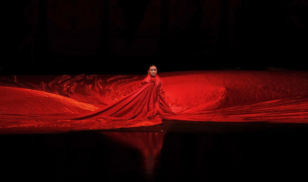 A dancer from the National Ballet of China performs the &apos;Raise the Red Lantern&apos; at the Bradesco Theatre in Sao Paulo Nov 10, 2010. [China Daily/Agencies] 