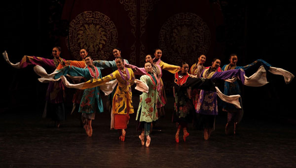 Dancers from the National Ballet of China perform the &apos;Raise the Red Lantern&apos; at the Bradesco Theatre in Sao Paulo Nov 10, 2010. [China Daily/Agencies] 