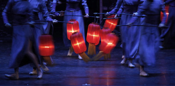 Dancers from the National Ballet of China perform the &apos;Raise the Red Lantern&apos; at the Bradesco Theatre in Sao Paulo Nov 10, 2010. [China Daily/Agencies] 