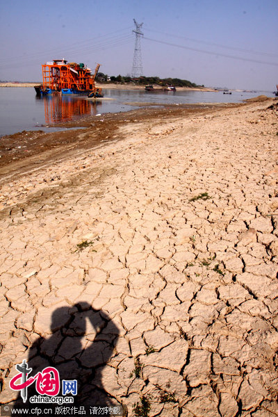 The photo taken on Nov. 9, 2010 shows sustained drought has decreased water level in Nanchang section of Ganjing River to 13.75 meter. Some parts of the riverbed are dry and barren. [CFP]