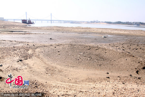 The photo taken on Nov. 9, 2010 shows sustained drought has decreased water level in Nanchang section of Ganjing River to 13.75 meter. Some parts of the riverbed are dry and barren. [CFP]