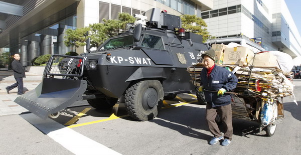 A South Korean police SWAT officer stands guard outside the venue of the G20 Summit in Seoul Nov 10, 2010. [China Daily/Agencies]