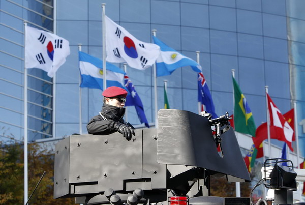 A South Korean police SWAT officer stands guard outside the venue of the G20 Summit in Seoul Nov 10, 2010. [China Daily/Agencies]
