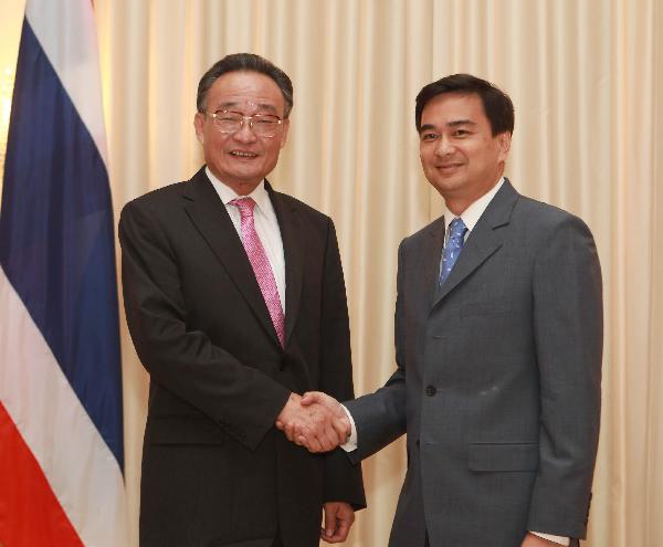 Wu Bangguo (L), chairman of the Standing Committee of the National People's Congress of China, the country's top legislature, meets with Thai Prime Minister Abhisit Vejjajiva in Bangkok, capital of Thailand, Nov. 10, 2010. [Liu Weibing/Xinhua]