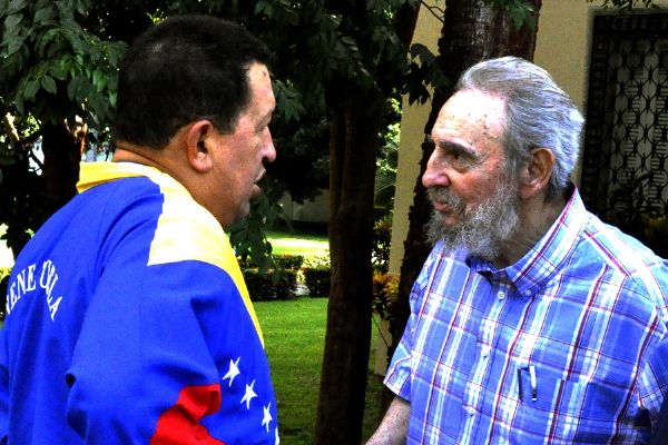 Former Cuban leader Fidel Castro and Venezuelan President Hugo Chavez talk during a meeting in Havana November 9, 2010. Picture taken November 9, 2010. [Xinhua]