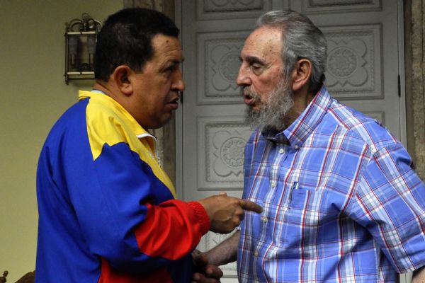 Former Cuban leader Fidel Castro and Venezuelan President Hugo Chavez talk during a meeting in Havana November 9, 2010. Picture taken November 9, 2010. [Xinhua]