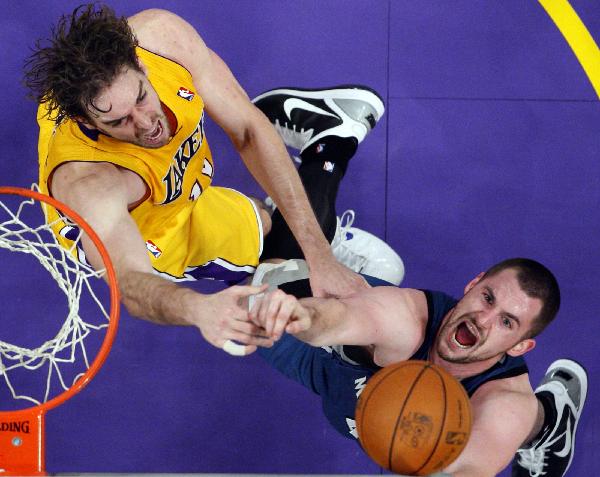 Los Angeles Lakers' Paul Gasol of Spain (L) and Minnesota Timberwolves' Kevin Love fight for a rebound during their NBA basketball game in Los Angeles, California November 9, 2010. (Xinhua/Reuters Photo)