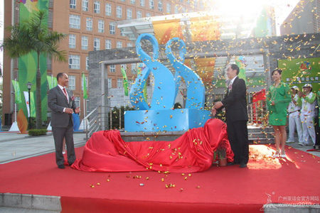 OCA Director General Husain A H Z Al-Musallam (left) and Fang Xuan, Member of the Command Centre of the Guangzhou 2010 Asian Games and Asian Para Games, unveil the theme statue of the Camp.  