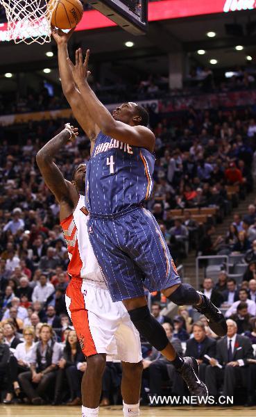 Derrick Brown (R) of Charlotte Bobcats goes up for a shot during the NBA game against Toronto Raptors at Air Canada Centre in Toronto, Canada, Nov.10,2010. Raptors lost 96-101.(Xinhua/Zou Zheng) 