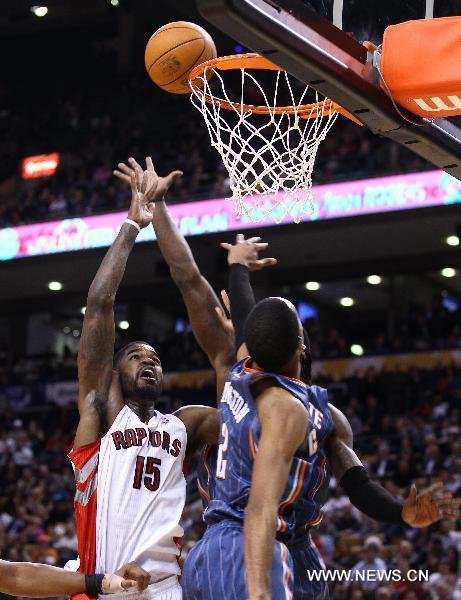 Amir Johnson (L) of Toronto Raptors goes up for a shot during the NBA game against Charlotte Bobcats at Air Canada Centre in Toronto, Canada, Nov.10,2010. Raptors lost 96-101.(Xinhua/Zou Zheng) 