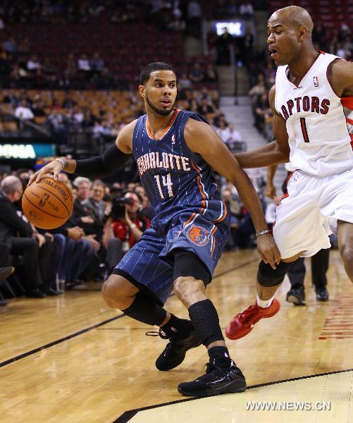 D.J. Augustin (L) of Charlotte Bobcats drives the ball during the NBA game against Toronto Raptors at Air Canada Centre in Toronto, Canada, Nov.10,2010. Raptors lost 96-101.(Xinhua/Zou Zheng)