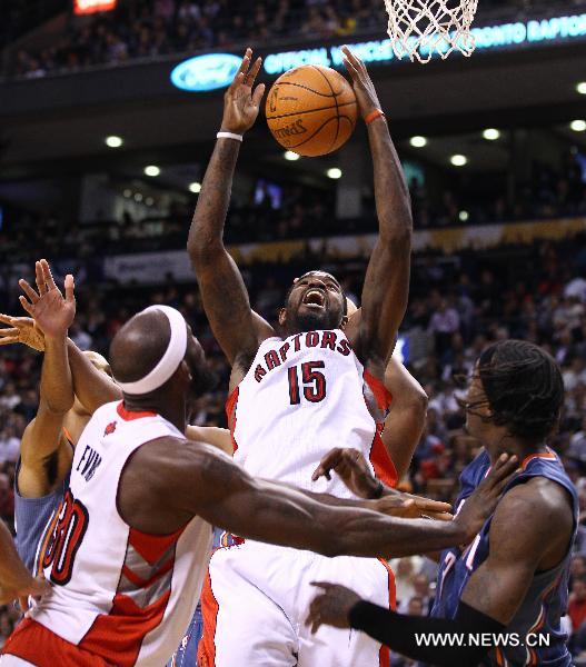 Amir Johnson (C) of Toronto Raptors fights for a rebound during the NBA game against Charlotte Bobcats at Air Canada Centre in Toronto, Canada, Nov.10,2010. Raptors lost 96-101.(Xinhua/Zou Zheng)