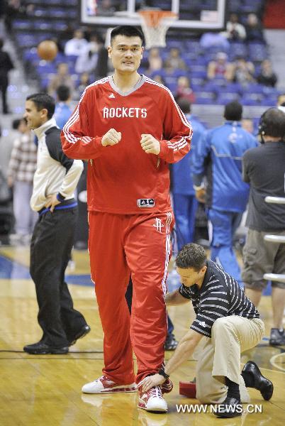 Yao Ming of Houston Rockets warms up before the NBA game against Washington Wizards in Washington, the United States, Nov. 10, 2010.Washington Wizards won 98-91. (XINHUA/Zhang Jun) 