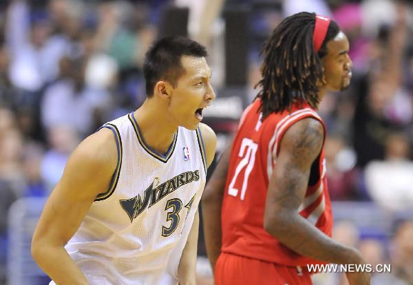 Yi Jianlian (L) of Washington Wizards reacts during the NBA game against Houston Rockets in Washington, the United States, Nov. 10, 2010. Washington Wizards won 98-91.(XINHUA/Zhang Jun)