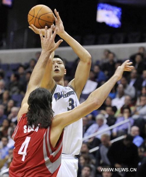 Yi Jianlina (above) of Washington Wizards shoots during the NBA game against Houston Rockets in Washington, the United States, Nov. 10, 2010. Washington Wizards won 98-91. (XINHUA/Zhang Jun)