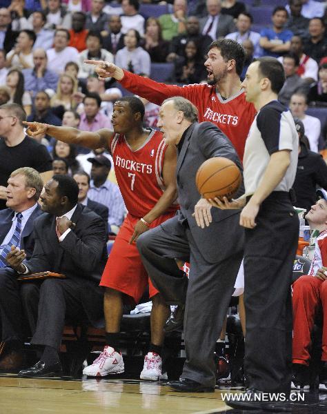 Head coach Rick Adelman (L) and players of Houston Rockets protest to the judge during the NBA game against Washington Wizards in Washington, the United States, Nov. 10, 2010. Washington Wizards won 98-91. (XINHUA/Zhang Jun)