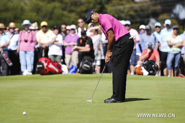 Tiger Woods of U.S. focus on the shot during the first round of the Australian Masters golf tournament at the Victoria Golf Club in Melbourne, Australia, on November 11, 2010. (Xinhua/Bai Xue)
