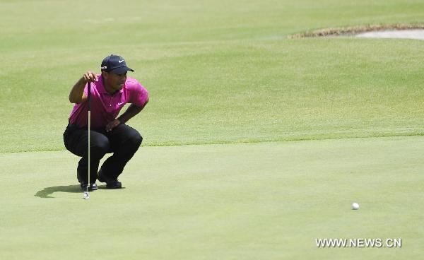 Tiger Woods looks at the ball before the last shot during the first round of the Australian Masters golf tournament at the Victoria Golf Club in Melbourne, Australia, on November 11, 2010. (Xinhua/Bai Xue)