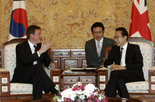 Britain&apos;s Prime Minister David Cameron (L) talks to Republic of Korea&apos;s President Lee Myung-bak during their meeting at the presidential house in Seoul Nov 11, 2010. [Xinhua/agencies]