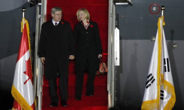 Canada&apos;s Prime Minister Stephen Harper and his wife Laureen Ann Harper arrive at the Seoul Airport Nov 10, 2010. [Xinhua/agencies] 