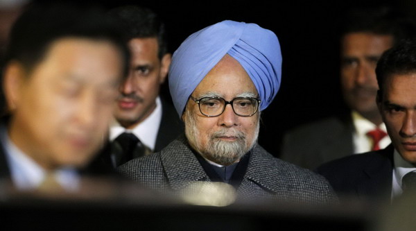India&apos;s Prime Minister Manmohan Singh (C) is surrounded by security as he arrives at the airport in Incheon Nov 10, 2010, prior to the G20 Summit.[Xinhua/agencies] 