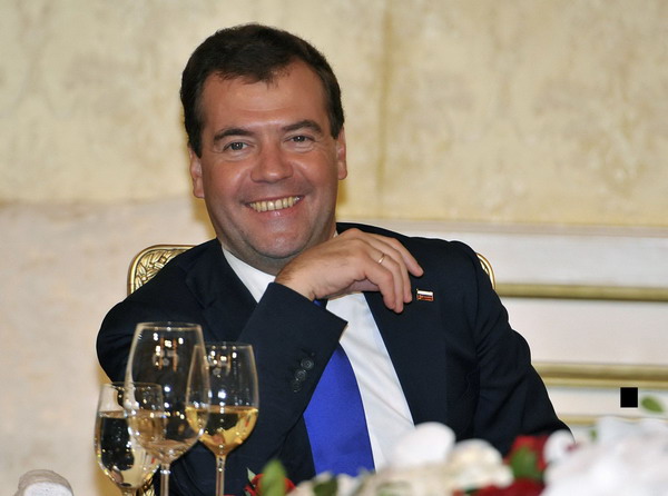 Russia&apos;s President Dmitry Medvedev smiles during a dinner with his Republic of Korean counterpart Lee Myung-bak at the presidential Cheong Wa Dae office in Seoul Nov 10, 2010, prior to the G20 Summit. [Xinhua/agencies]