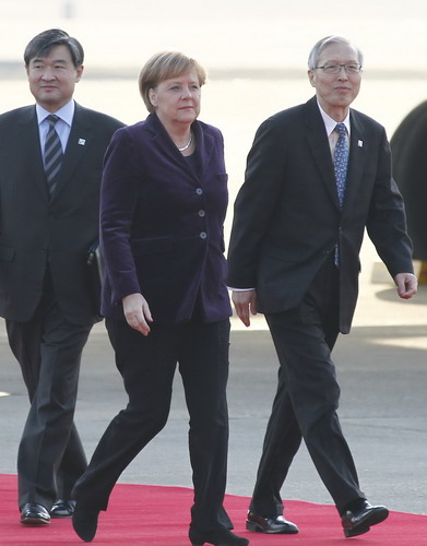 German Chancellor Angela Merkel (C) arrives in Seoul Nov 11, 2010, prior to the start of the G20 Summit.[Xinhua/agencies]