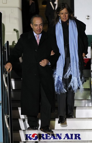 Mexico&apos;s President Felipe Calderon and his wife Margarita Zavala arrive at the airport in Incheon Nov 10, 2010.[Xinhua/Agencies]