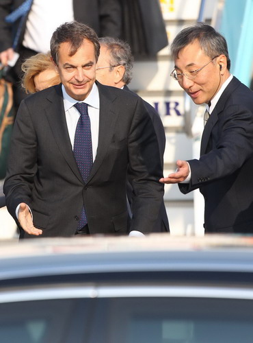 Spain&apos;s Prime Minister Jose Luis Rodriguez Zapatero (L) arrives in Seoul, Nov 11, 2010, prior to the start of the G20 Summit. [Xinhua/Agencies]