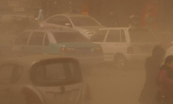Photo taken on Nov 11, 2010 shows a general view of a street in the sand storm-hit Jinan, capital of East China&apos;s Shandong province. [Xinhua] 