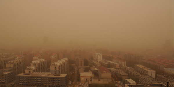 Photo taken on Nov 11, 2010 shows a general view of the sand storm-hit Jinan, capital of East China&apos;s Shandong province. [Xinhua]