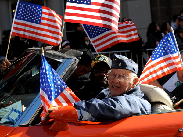 Veterans attend the 91st annual Veteran&apos;s Day parade in New York, Nov 11, 2010. [Xinhua]