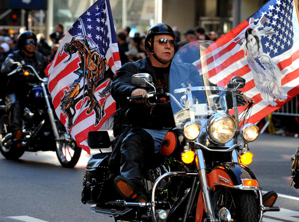 A motorcade marches along the Fifth Avenue during the 91st annual Veteran&apos;s Day parade in New York, Nov 11, 2010. [Xinhua]