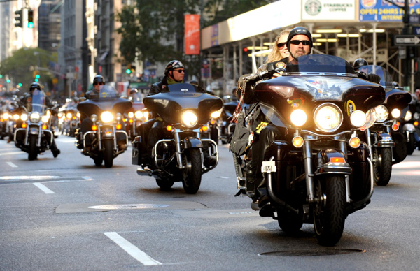 A motorcade marches along the Fifth Avenue during the 91st annual Veteran&apos;s Day parade in New York, Nov 11, 2010. [Xinhua]