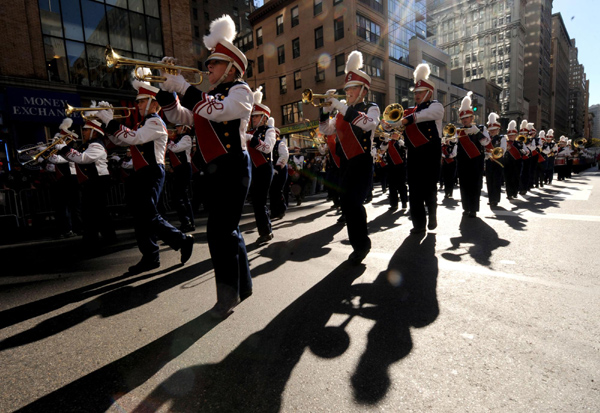 An orchestra marches forward along the Fifth Avenue during the 91st annual Veteran&apos;s Day parade in New York, Nov 11, 2010. [Xinhua]