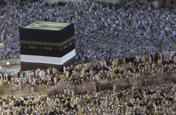 Muslim pilgrims circle the Kaaba at the Grand mosque in Mecca during the annual haj pilgrimage Nov 11, 2010. [China Daily/Agencies] 