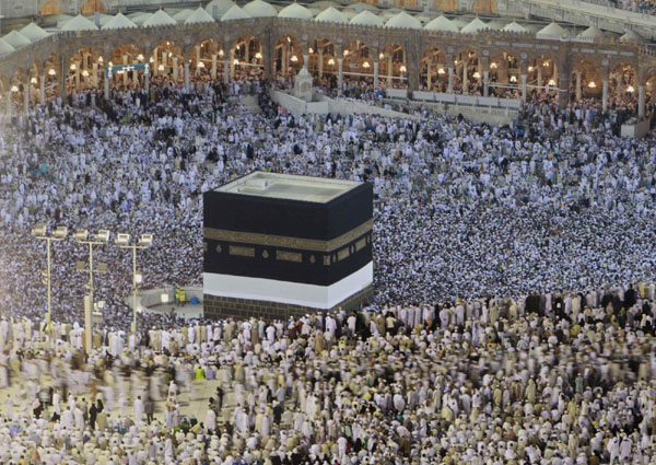 Muslim pilgrims circle the Kaaba at the Grand mosque in Mecca during the annual haj pilgrimage Nov 11, 2010. [China Daily/Agencies] 