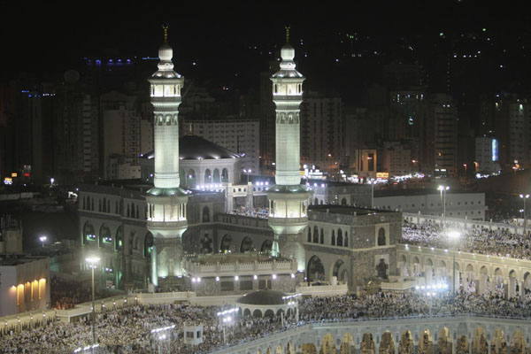 Muslim pilgrims circle the Kaaba at the Grand mosque in Mecca during the annual haj pilgrimage Nov 11, 2010. [China Daily/Agencies] 