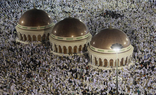 Muslim pilgrims pray at the Grand mosque in Mecca during the annual haj pilgrimage Nov 11, 2010. [Photo/Agencies]Muslim pilgrims pray at the Grand mosque in Mecca during the annual haj pilgrimage Nov 11, 2010. [China Daily/Agencies] 