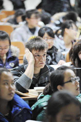 Maksim attends a class with other students at Heilongjiang University of Chinese Medicine, Nov 9, 2010. [Xinhua] 
