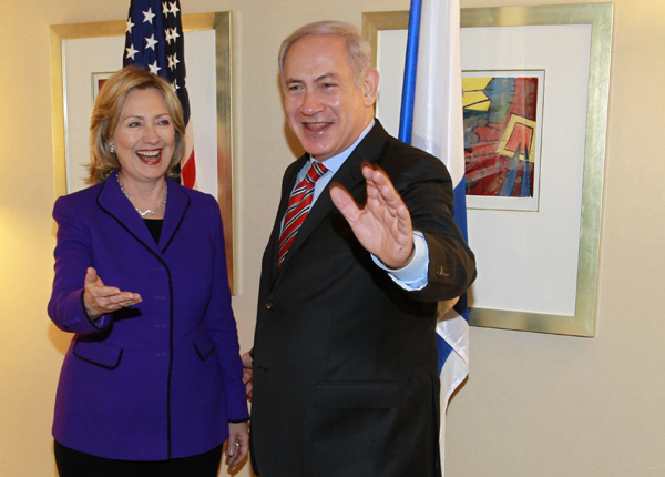 U.S. Secretary of State Hillary Rodham Clinton (L) and Israeli Prime Minister Benjamin Netanyahu pose for photographers before their meeting in New York, November 11, 2010. [Xinhua]